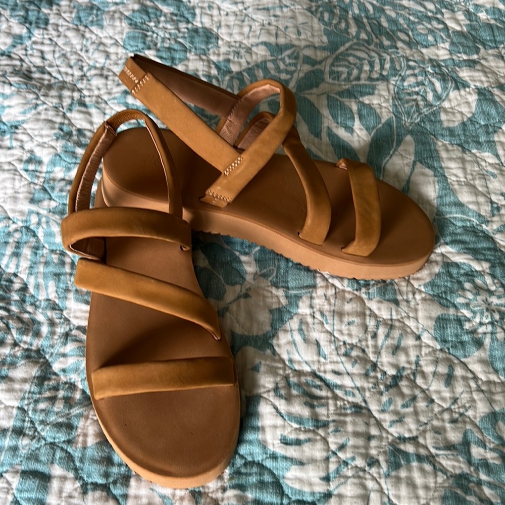 Madewell tan sandals. Size 10. NWOT. Never worn - just tried on.